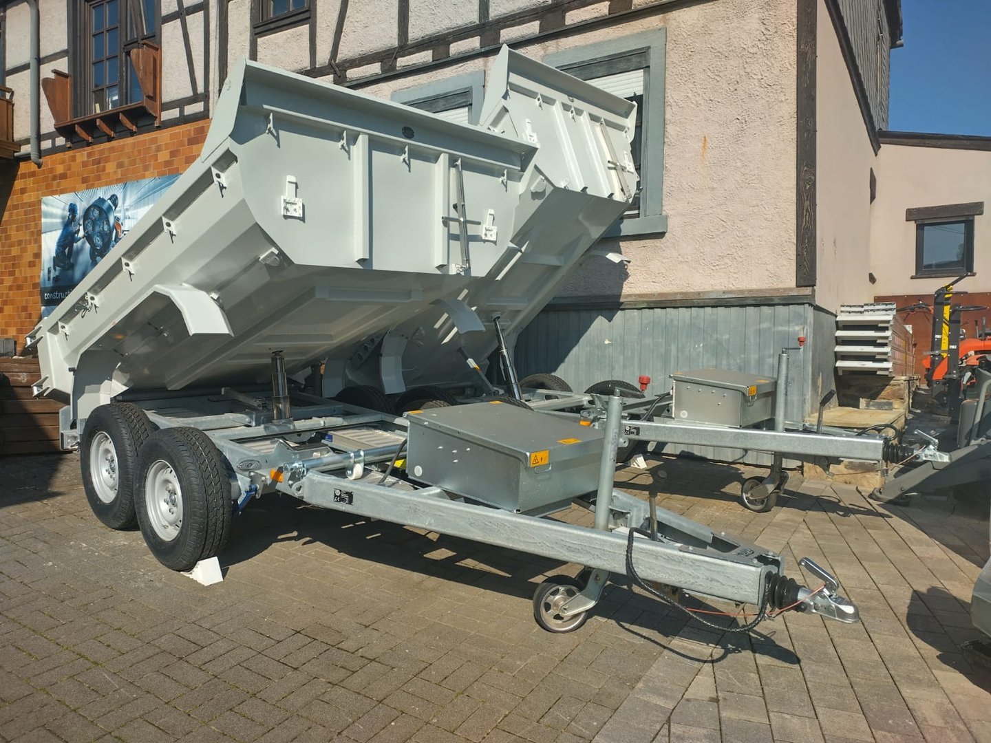 WhatsApp_Bild_2024-09-20_um_11.22.43-d7fc725d.jpg Muldy® 3500 Cargo PLUS AUSSTELLUNGSSTÜCK Kipp-Anhänger f. Schüttgut und Geräte (Elektro-Hydraulisch) – Bild 1
